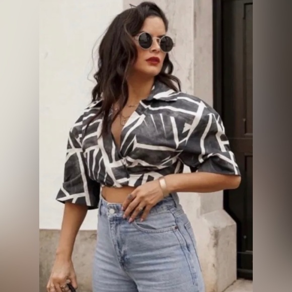 Zara Tops - ZARA Twist Crop Charcoal/Cream Abstract Tropical Print Resort Wear Top Sz XS🧡